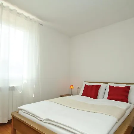 4 Bedroom Awesome In * Umag
